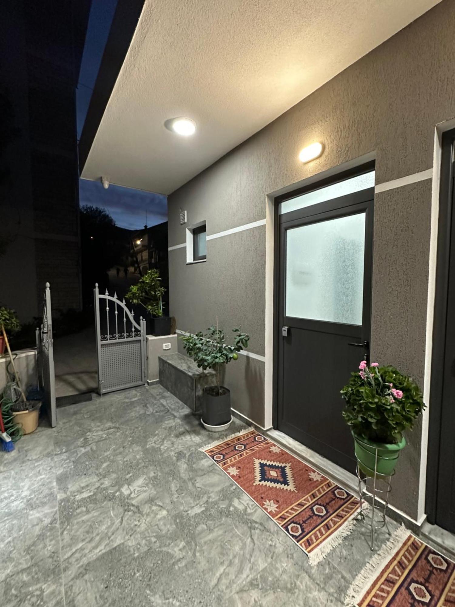 Lola'S Rooms Gjirokastër 外观 照片